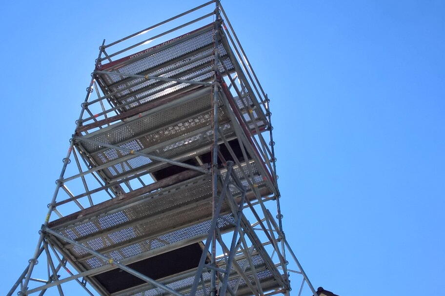 Baustellenkamera auf stabilem Gerüstturm montiert